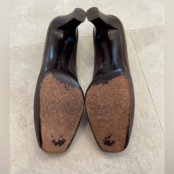 Ferragamo Ladies Leather Brown Tassel Croc 3” Block Heels Pumps 9.5 - Picture 11 of 14